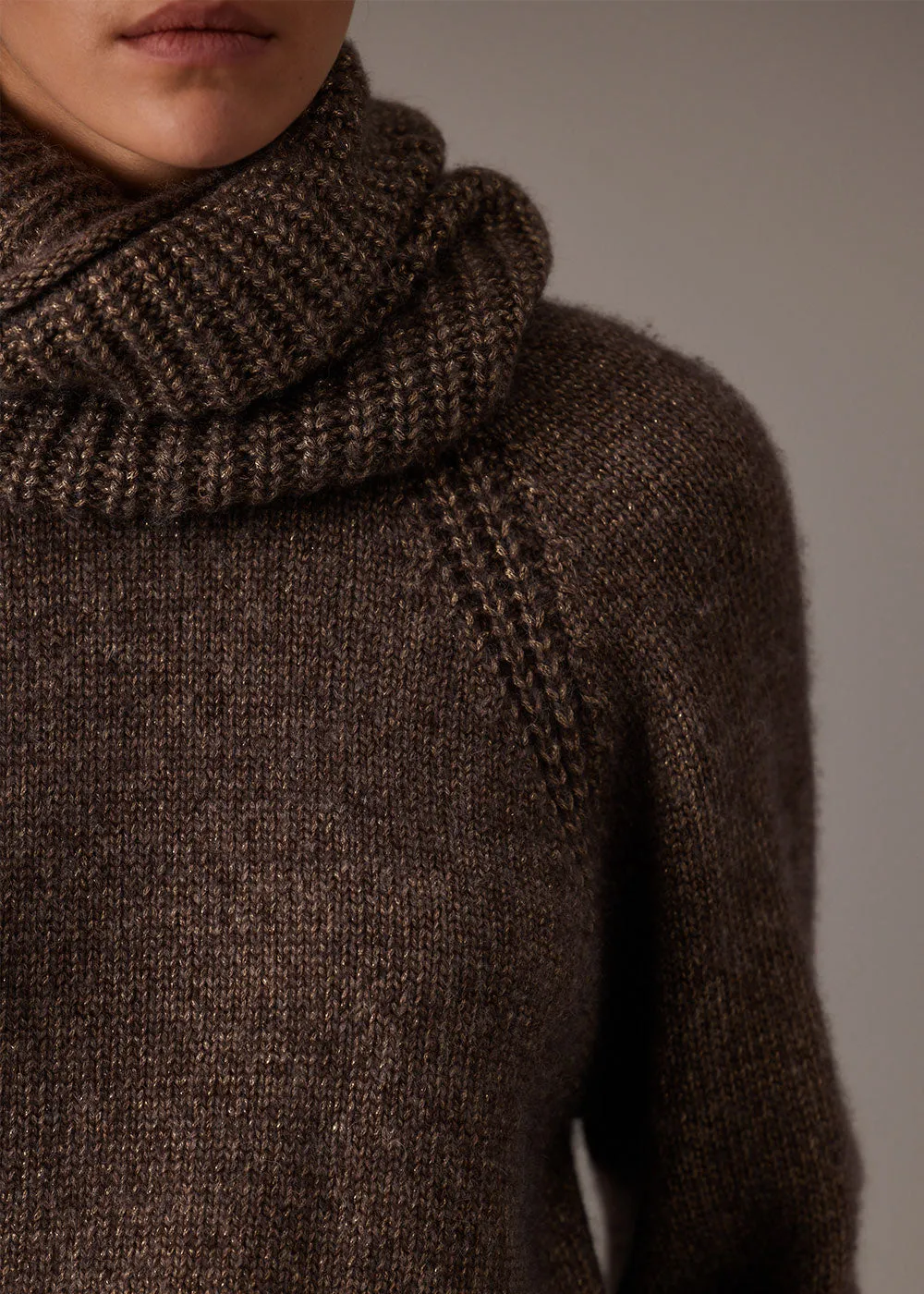 KNIT COLLAR LOOP "LEARA" IN TAUPE GOLD